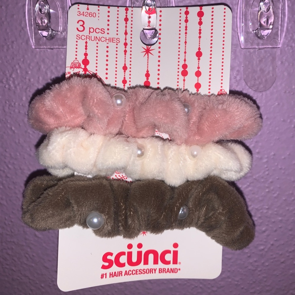 scünci Set of 3 Velvet Scrunchies w Pearls! BNWT